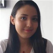 Profesora de apoyo escolar de forma remota